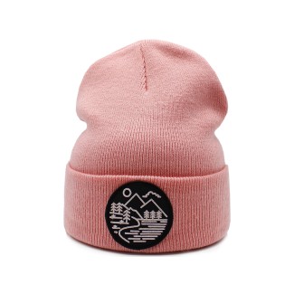 Zimní čepice - s motivem hor v růžové barvě.