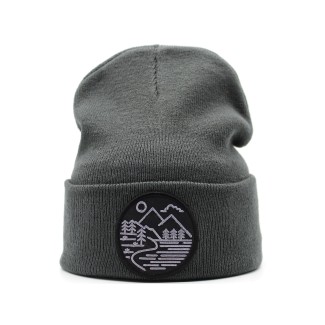 Zimní čepice - s motivem hor v šedé barvě.