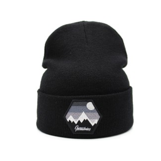 Černá zimní čepice - s motivem hor v odstínech šedé barvy.