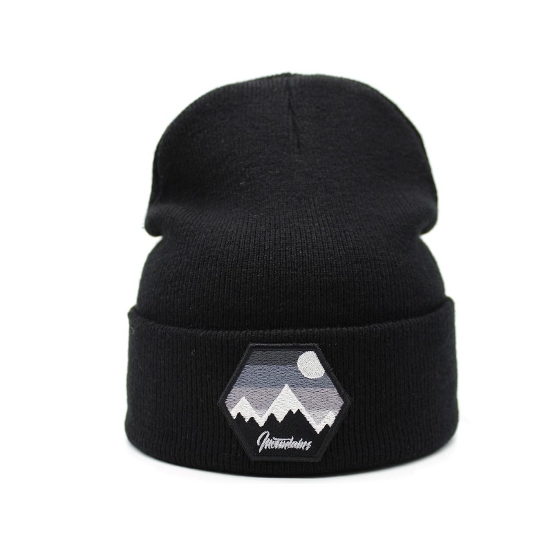 Černá zimní čepice - s motivem hor v odstínech šedé barvy.